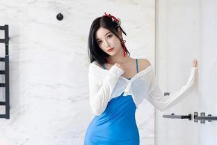 蓝色吊带裙配白色开衫，优雅清爽又塑身，轻松穿出个性的唯美
