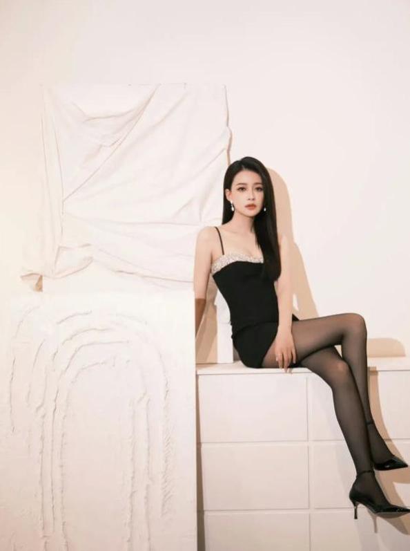孙怡离婚后终于变得自在自信，穿黑丝配连衣裙展现迷人美腿！