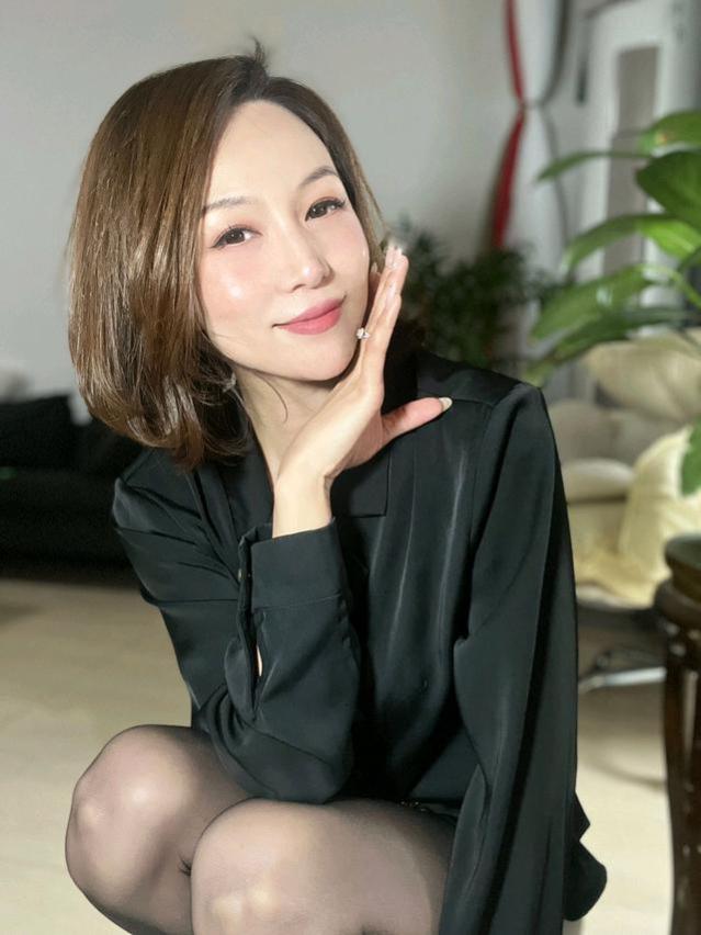 80后女生如何用银色超短裙与黑色连裤袜展现成熟魅力