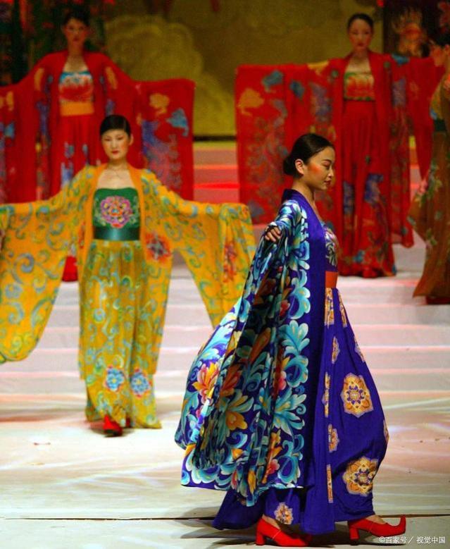 新中式穿搭：传统与现代的美学融合