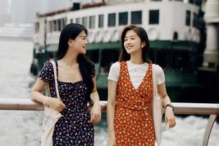 去了香港才发现：女生都在穿“长裙 平底鞋”，<span style='color:red'>看</span><span style='color:red'>似</span>保守实则时尚