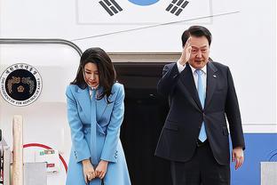 韩国第一夫人出访美国引时尚风<span style='color:red'>暴</span>！机场造型惊艳，蓝色大衣迷人！