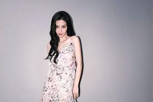 Angelababy<span style='color:red'>优</span><span style='color:red'>雅</span>亮相！印花拖地长裙展现美背，<span style='color:red'>精</span><span style='color:red'>致</span>侧颜令人惊艳！