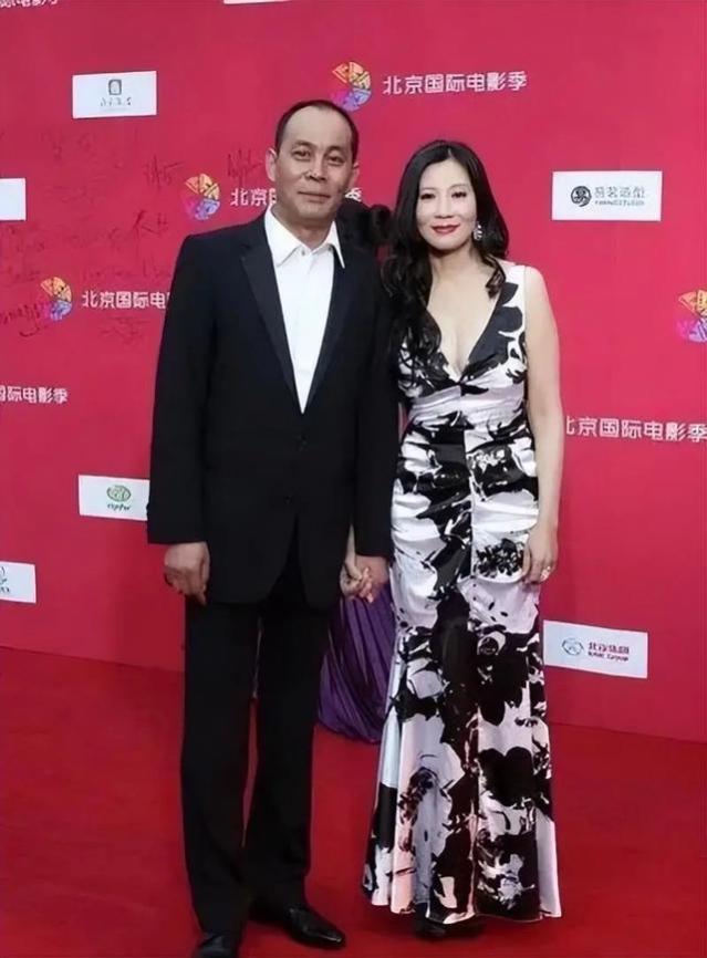 张光北老婆同框央视杨澜，穿深V短裙风姿绰约，赢了身材输在了气质