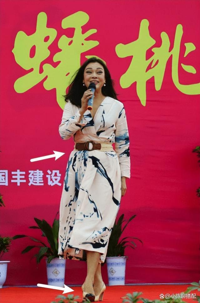 59岁史可老得真体面：不do脸，妆发得体，穿衣有品！妈妈们学起来