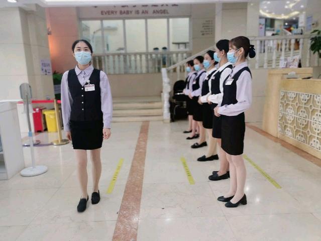 为什么很多医院的导诊员需要穿制服短裙？