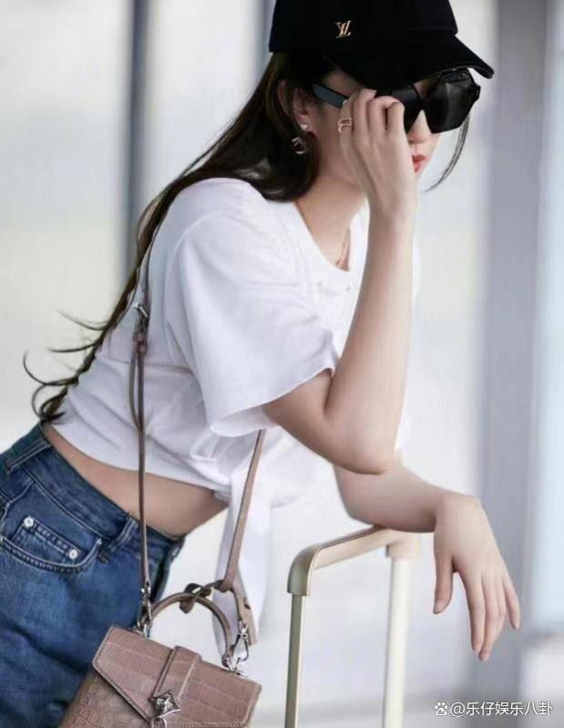 刘亦菲机场青春写真！经典白T搭配牛仔裤，简约时尚！