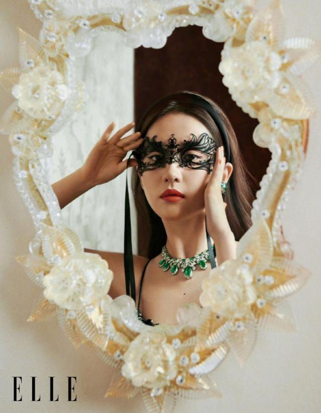 刘亦菲意式宫廷大片展现艺术之美 戴蕾丝面具显女王风范
