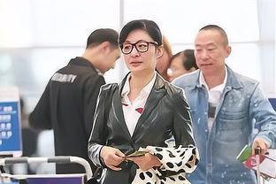 51岁周涛机场素颜照曝光，戴老花镜穿花衬衫跟老奶奶无异