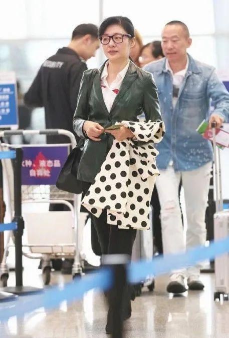 51岁周涛机场素颜照曝光，戴老花镜穿花衬衫跟老奶奶无异