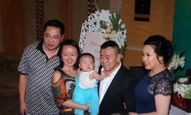 潘长江相守40多年的老婆原来是她，穿蕾丝裙雍容华贵有阔太范