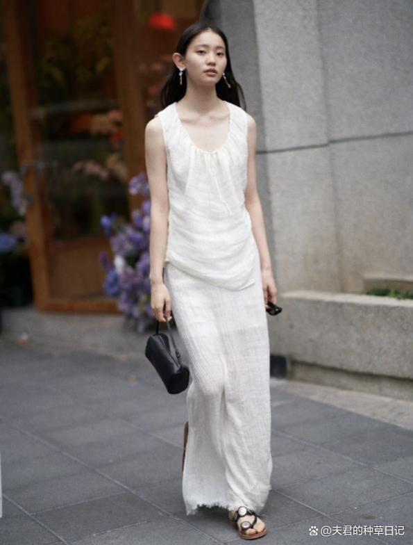 被上海女生圈粉了，出街很少穿短裙、高跟鞋，却个个时髦又洋气