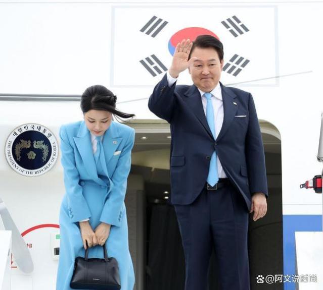 韩国第一夫人成功结束美国之行！换上蓝大衣搭配白裤子和编发！