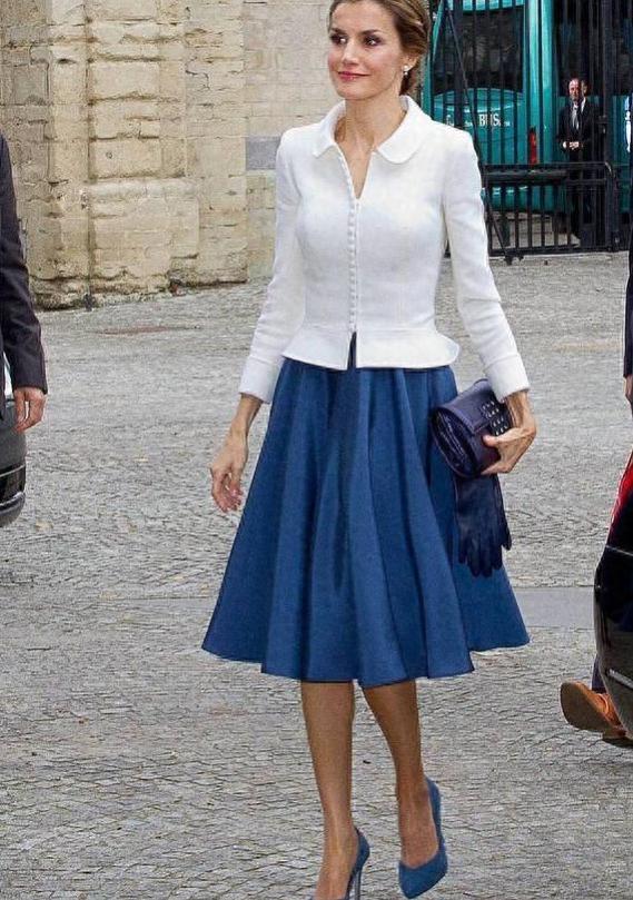 又忙又美的西班牙王后，48岁仍旧风情万种：高跟鞋连衣裙是标配