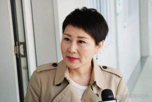 张凯丽61岁仍敢穿抹胸裙搭皮裤为女儿炒作不遗余力女儿长相不出众