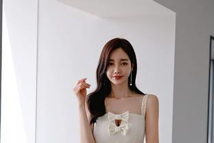 韩国女模特孙允珠穿搭梦幻双蝴蝶结淡奶抹胸连衣裙的时尚魅力