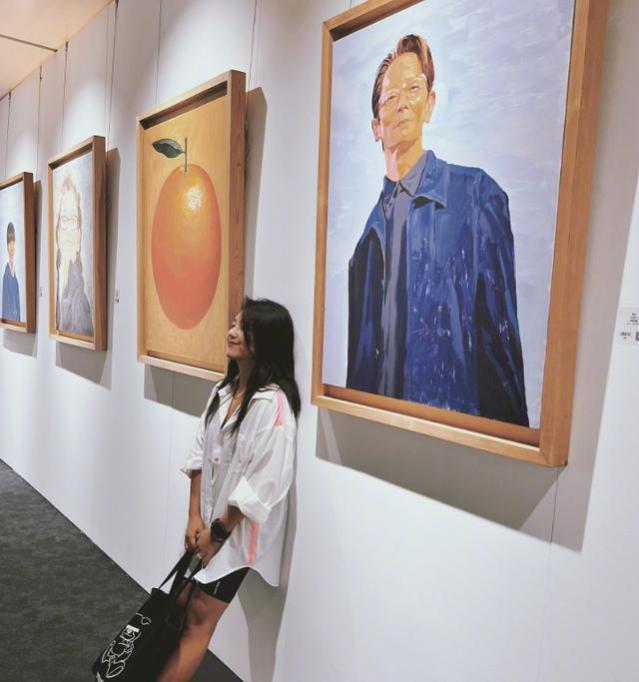 何洁携家人看展，老公穿得像睡衣，女儿披头散发穿搭被指太土气