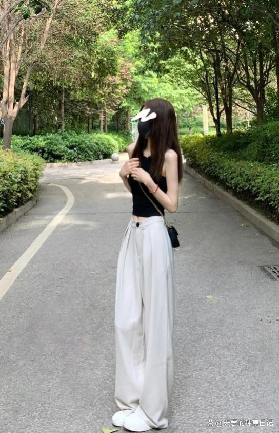 被上海街头的“背心+阔腿裤”惊艳！看着又瘦又时髦，回头率特高