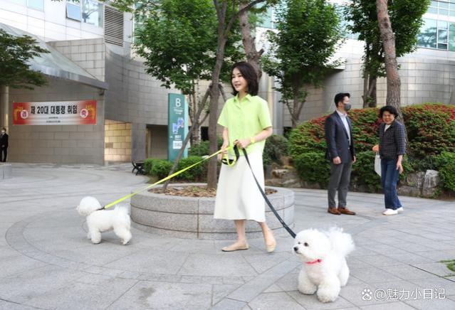 学习韩国第一夫人穿搭：运动鞋不是裙子的最佳搭配，简约风更优雅