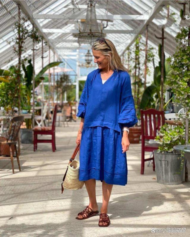 这位60+英国奶奶也太美了：爱穿印花裙，基础款也能搭出高级感