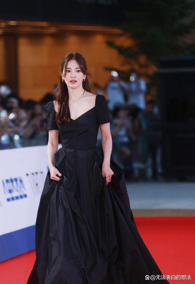 宋慧乔荣获国外电视蓝龙奖，黑裙红毯引领时尚潮流！
