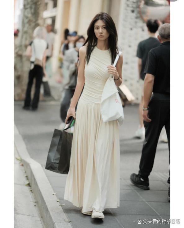 被上海女生圈粉了，出街很少穿短裙、高跟鞋，却个个时髦又洋气