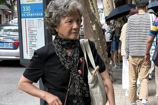 被“上海奶奶”的街拍惊艳到：白发不染、穿衣时髦，到老都优雅