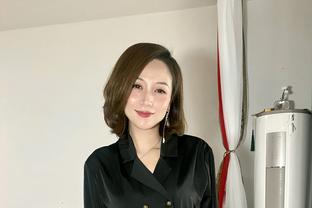 80<span style='color:red'>后</span>女<span style='color:red'>生</span>如何用银色超短裙与黑色连裤袜展现成熟魅力