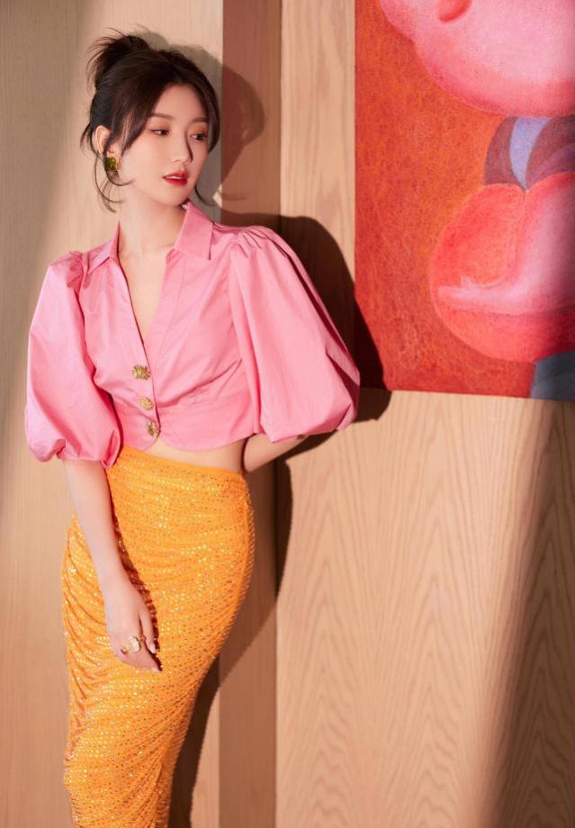 毛晓彤粉色衬衫搭配橙色裙子，时尚与甜美，率性中展现女性魅力