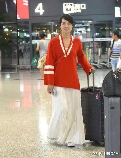 朱丹在机场的闪耀瞬间：红毛衣配小白裙，熠熠生辉的时尚秀