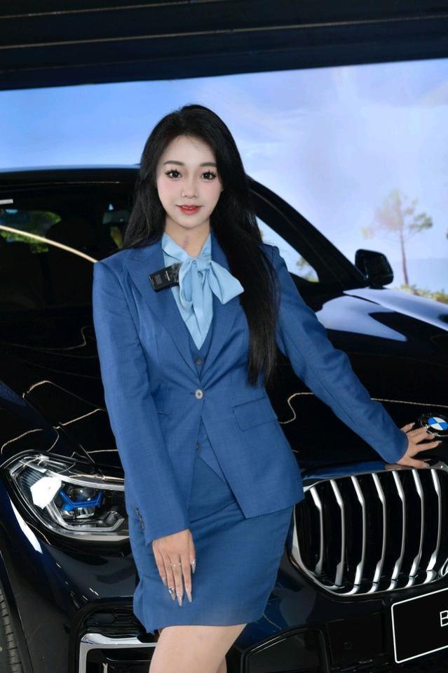 为什么汽车女销售钟情蓝色职业套裙和黑色高跟鞋？