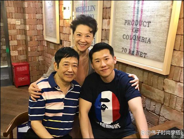 王馥荔相伴46年老公，居然是我们熟悉的他！穿衬衫西裤温文尔雅
