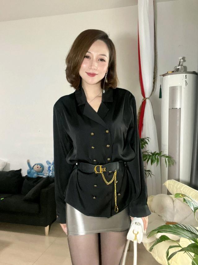 80后女生如何用银色超短裙与黑色连裤袜展现成熟魅力