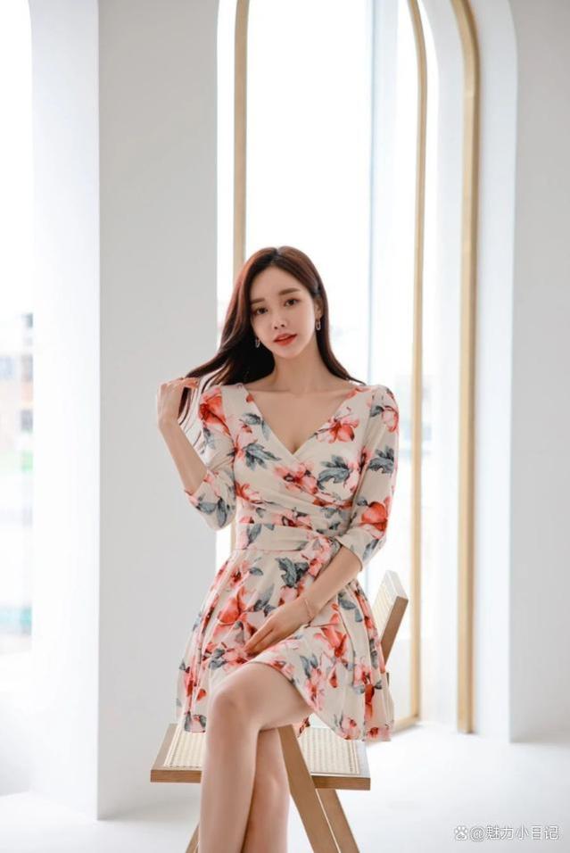 韩国模特孙允珠穿搭夏柳梦花油彩垂帘红百合衣裙，如入仙境的感觉