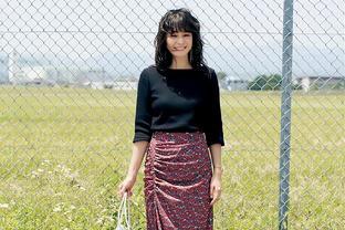 谁说“碎花半裙”俗气？瞧日本女人这样穿，洋气时髦，看着就高级