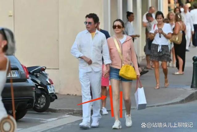 58岁巩俐夫妇度假被偶遇，打扮普通接地气，热辣短裤暴露美腿！