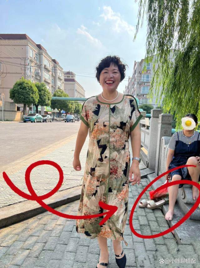 58岁土豆婆婆克服美丽羞耻症：浅色及腕长裙+利落短发，自信大方