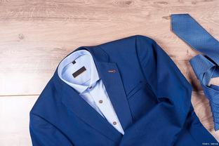 商<span style='color:red'>务</span>风范：蓝色衬衫与西装裤的经典组合