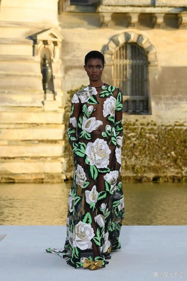 巴黎时装周主要趋势：花朵