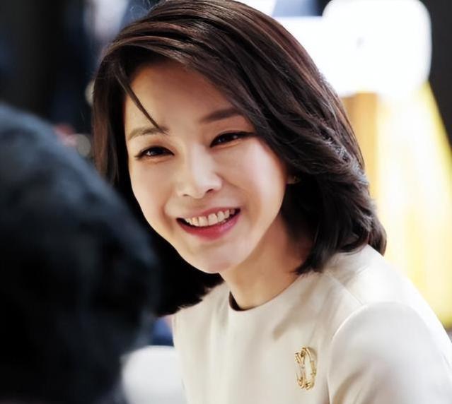 韩国第一夫人真懂穿搭，中年女人搭配“嫩色系”，51岁还嫩若少女
