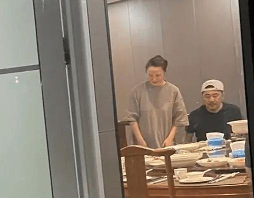 陈建斌蒋勤勤夫妇素颜状态显年轻，亲切随和，网友大赞平易近人！