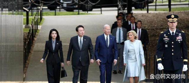 韩国第一夫人在白宫逛得风生水起！午宴时再换蓝裙装，造型惊艳！