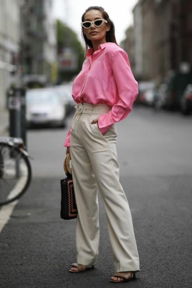 流行的“芭比粉”太火爆，40+女性该如何穿，选准颜色才重要
