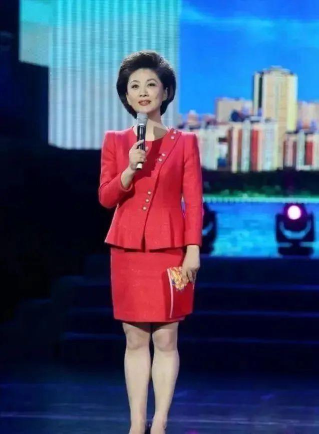 51岁央视主播海霞：穿裙不露大腿，不披金挂银，优雅得体显气质
