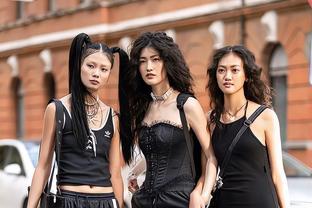 到了上海才发现，时髦女孩都穿“一身黑”，又<span style='color:red'>酷</span>又美真高级！