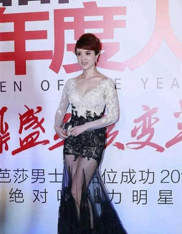 金巧巧明明是阿姨年纪，却穿背心配超短裙走少女风，身材还真不错