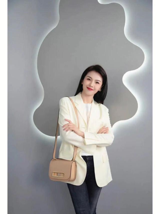 看刘涛如何保持少女感，45岁依然美丽动人，穿衣风格值得学习