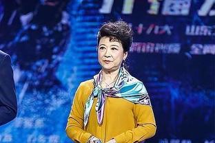 72岁王馥荔好年轻啊，穿黄裙看起来像50岁，丝巾戴法却很奶奶范