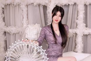 长发美女穿紫色连衣裙搭配精致细跟鞋时尚、浪漫，自信又迷人