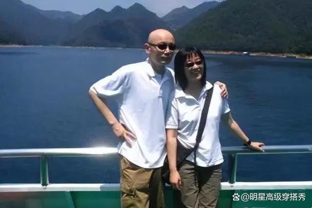 葛优相伴36年的妻子，穿半裙挎名包气质满满，膝下无子仍恩爱如初